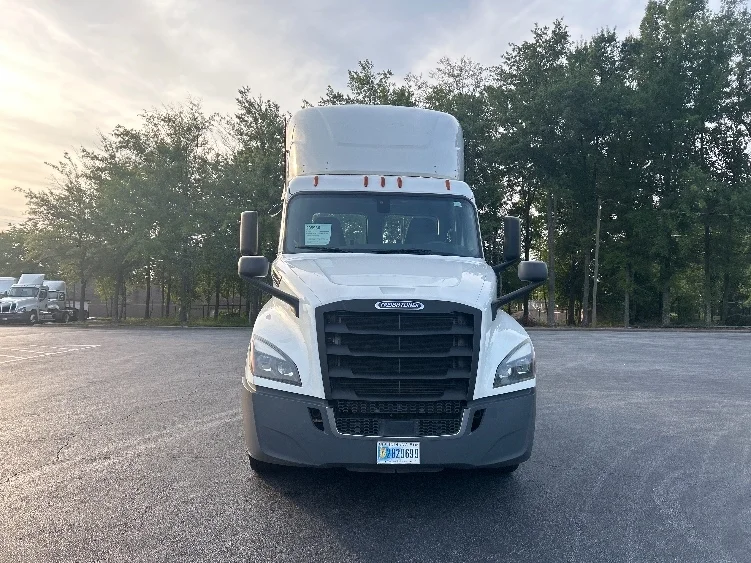 2020 Freightliner Cascadia in Forest Park, GA — photo 2