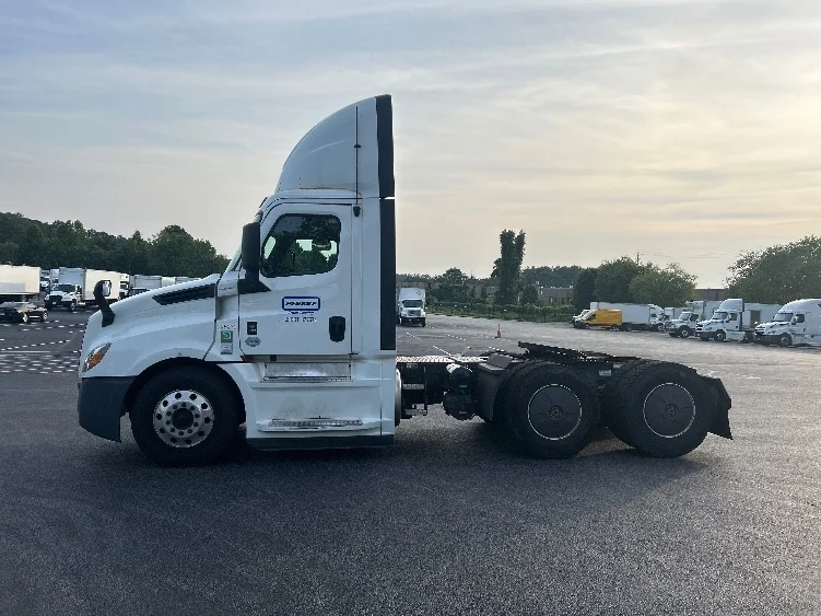 2020 Freightliner Cascadia in Forest Park, GA — photo 4