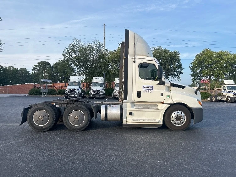 2020 Freightliner Cascadia in Forest Park, GA — photo 8