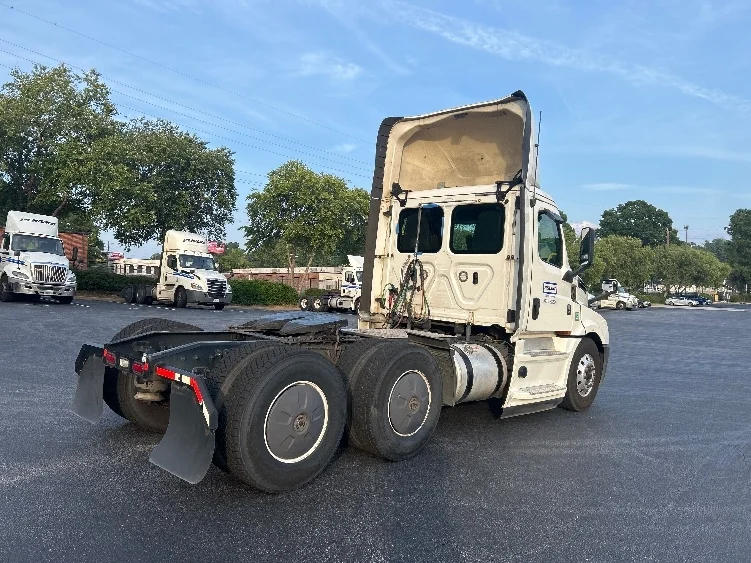 2020 Freightliner Cascadia in Forest Park, GA — photo 7