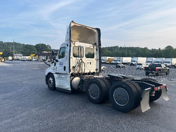 2020 Freightliner Cascadia in Forest Park, GA — photo 5
