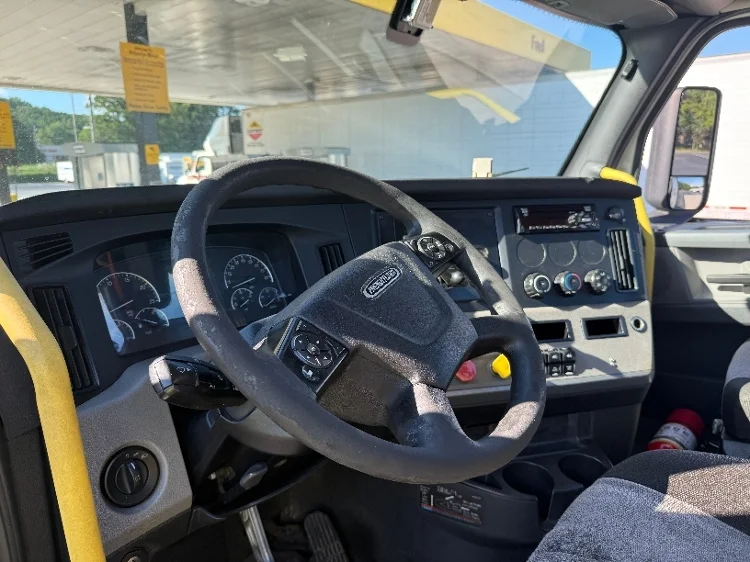 2020 Freightliner Cascadia in Forest Park, GA — photo 10