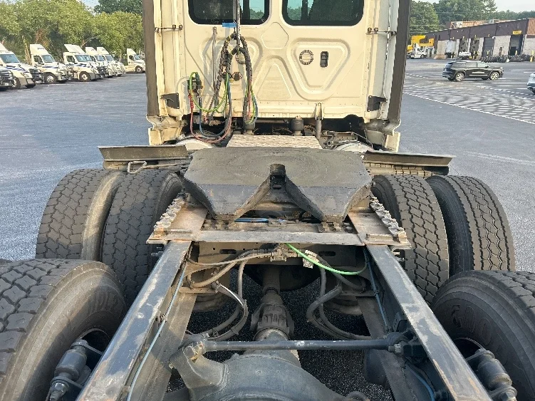 2020 Freightliner Cascadia in Forest Park, GA — photo 6