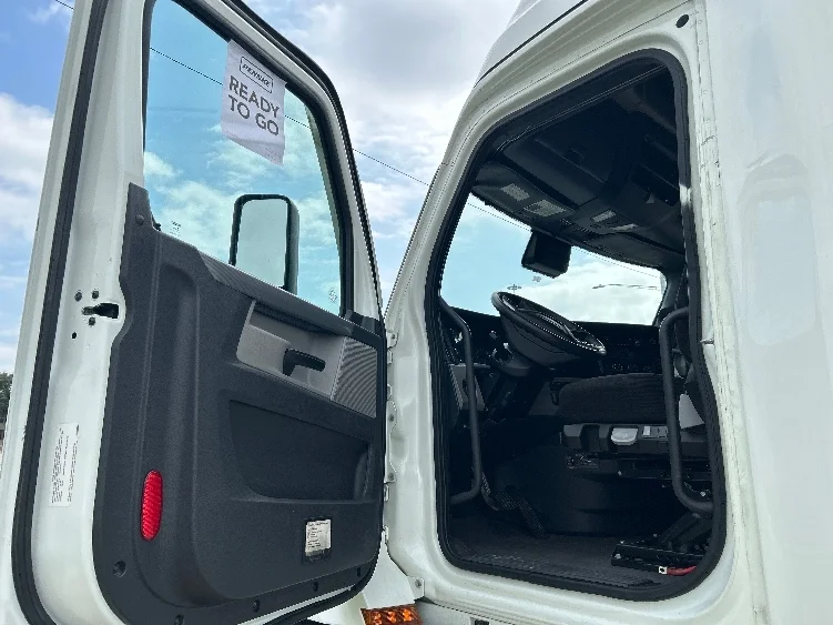 2021 Freightliner Cascadia - image 9