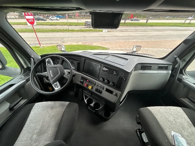 2021 Freightliner Cascadia - image 10