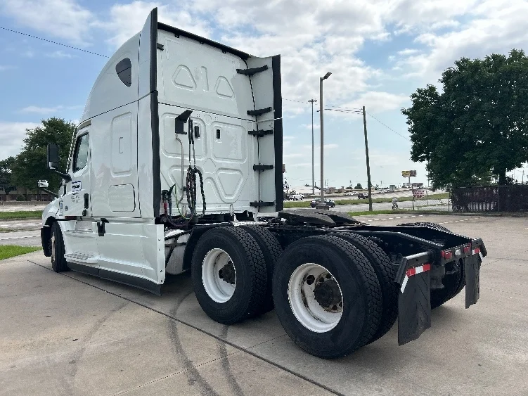 2021 Freightliner Cascadia - image 5