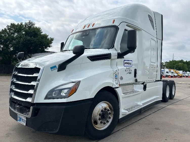 2021 Freightliner Cascadia - image 3