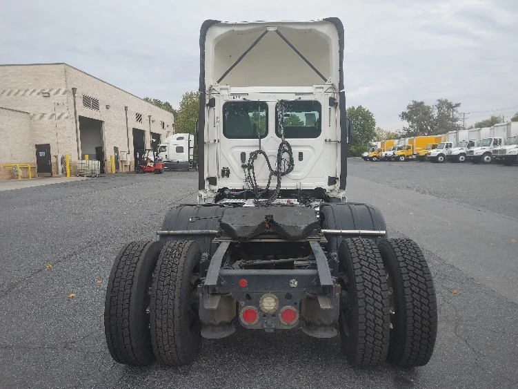 2018 Freightliner Cascadia - image 6