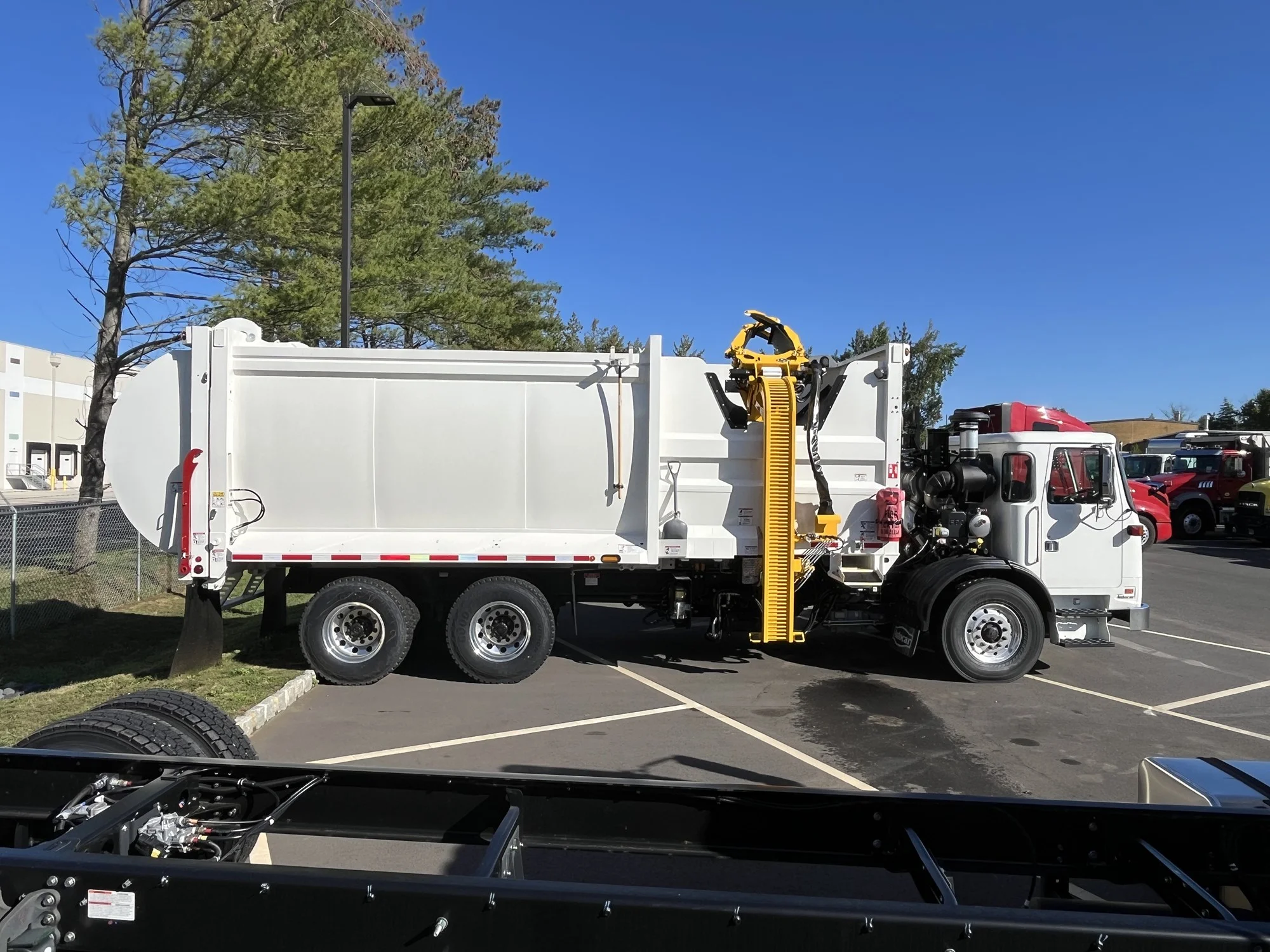 2025 Autocar - image 4