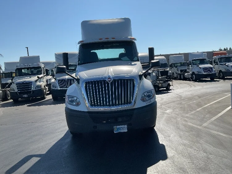 2019 International LT - image 2