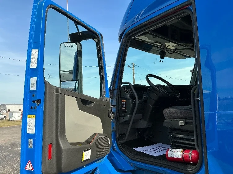 2021 Volvo VNL 760 - image 9