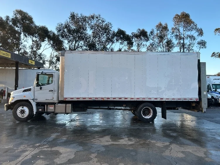 2018 Hino 268 - image 4