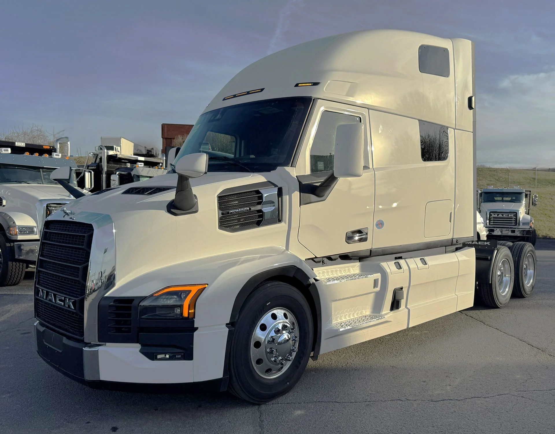 2027 Mack Pinnacle in La Vergne, TN — photo 5