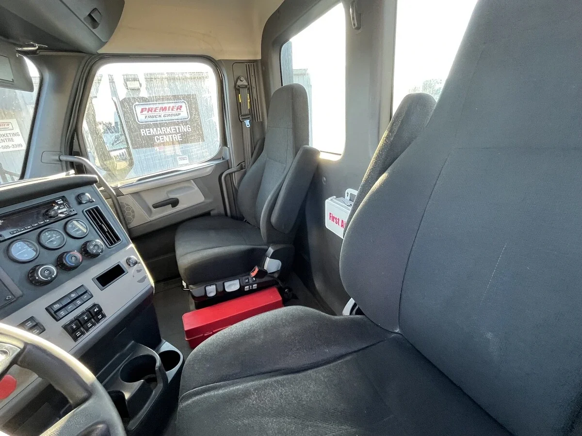 2019 Freightliner Cascadia - image 4