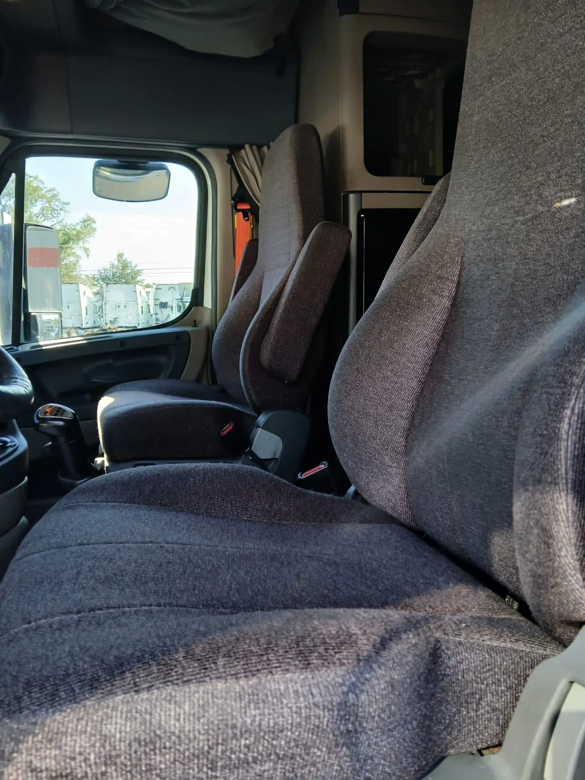 2020 Freightliner Cascadia in Jacksonville, FL — photo 10