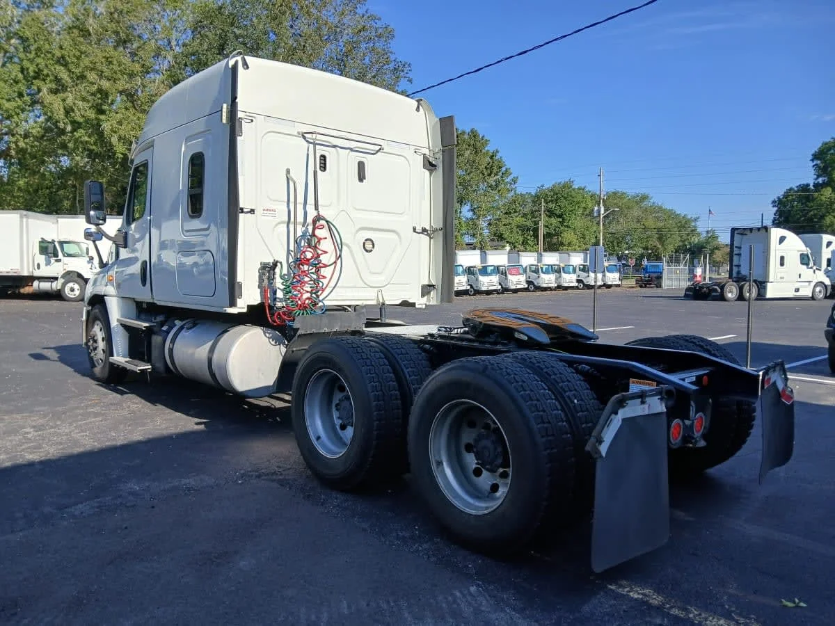 2020 Freightliner Cascadia in Jacksonville, FL — photo 6