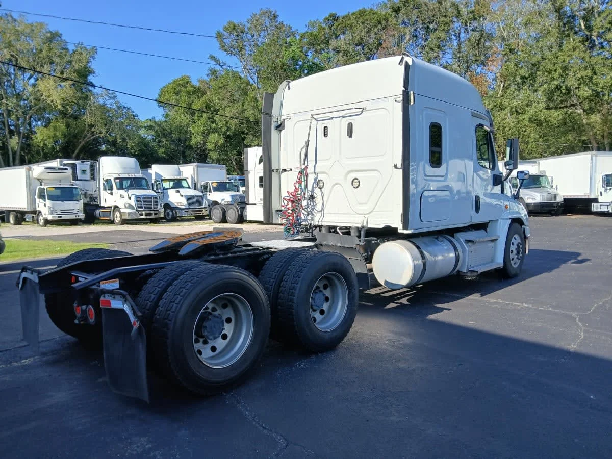 2020 Freightliner Cascadia in Jacksonville, FL — photo 4
