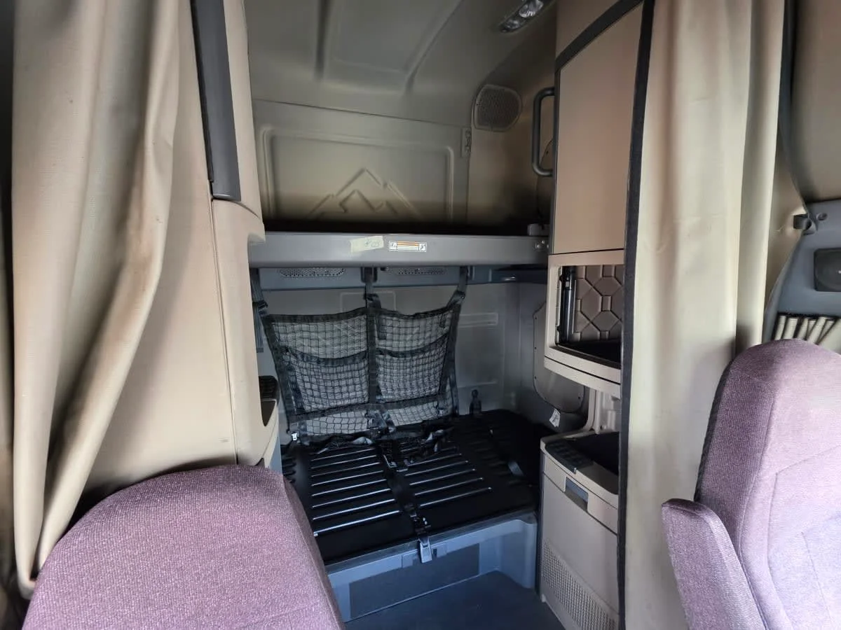 2020 Freightliner Cascadia - image 8