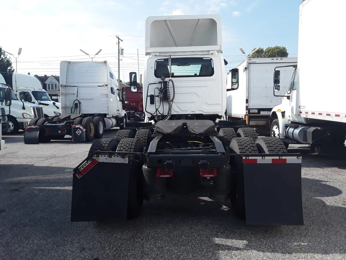 2019 International LT - image 5