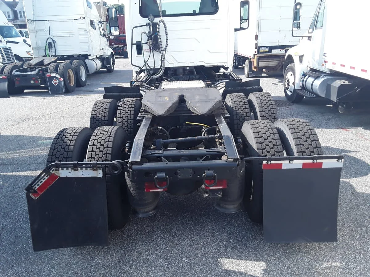 2019 International LT - image 9