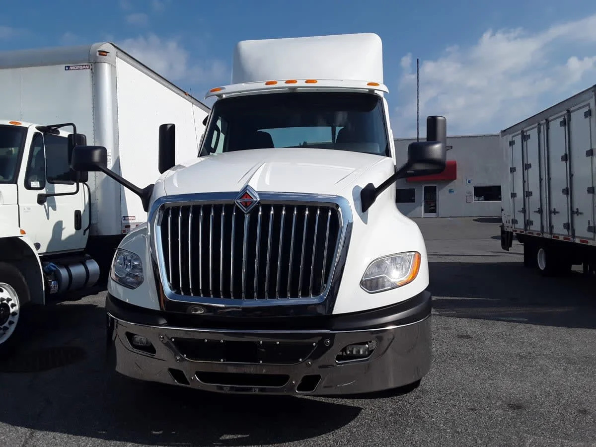 2019 International LT - image 2