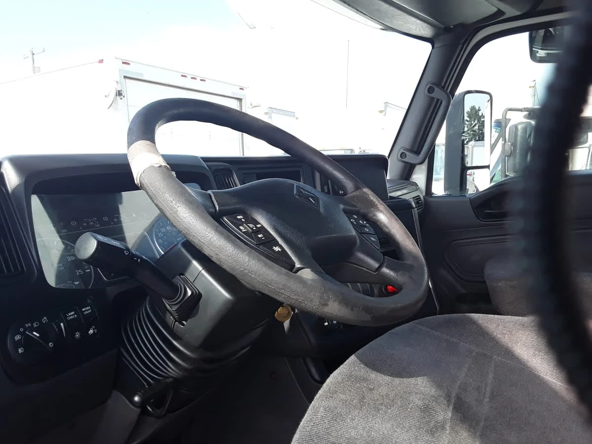 2019 International LT - image 7