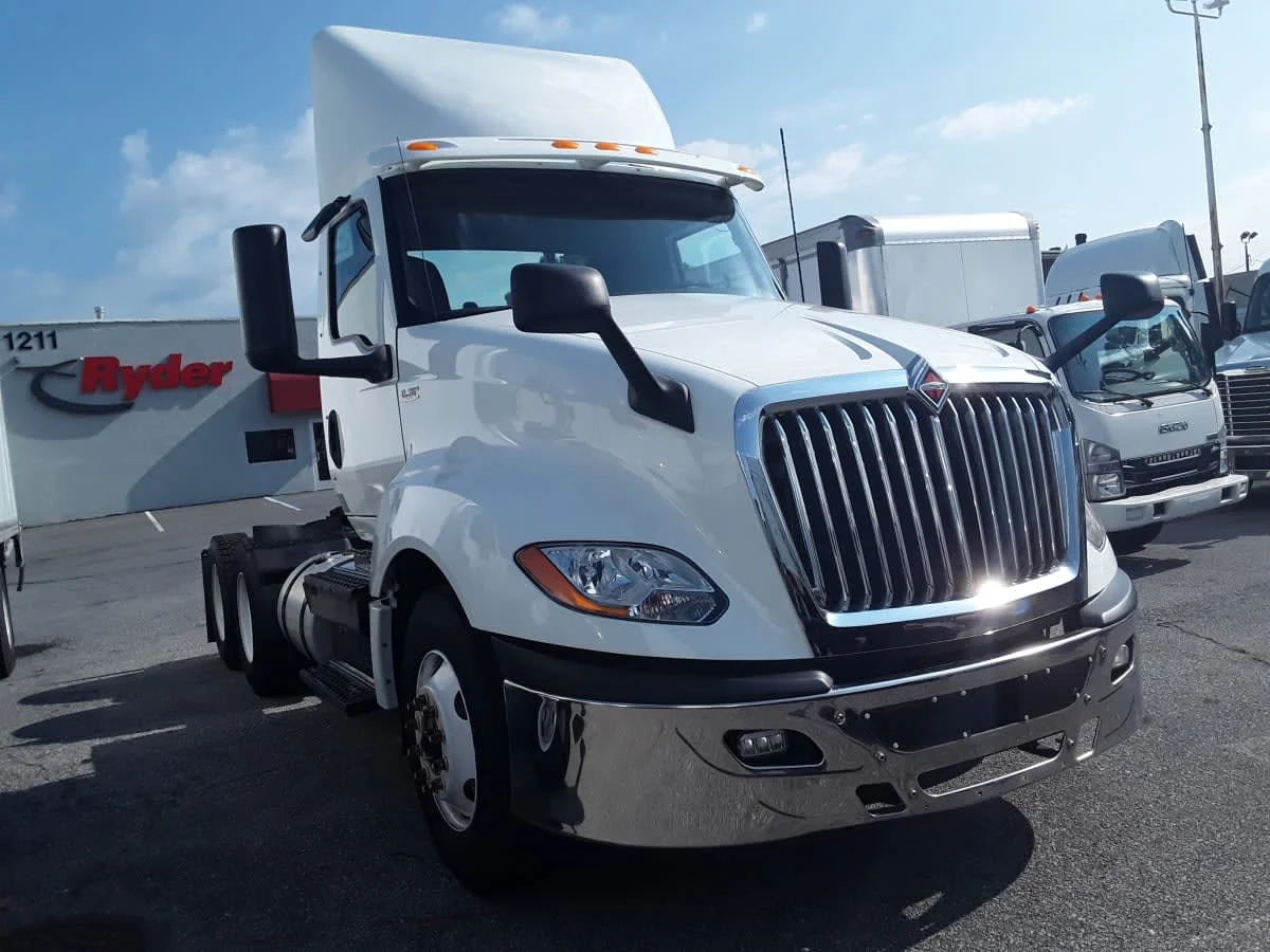 2019 International LT - image 3