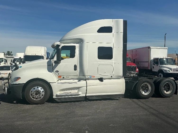 2022 International LT - image 4