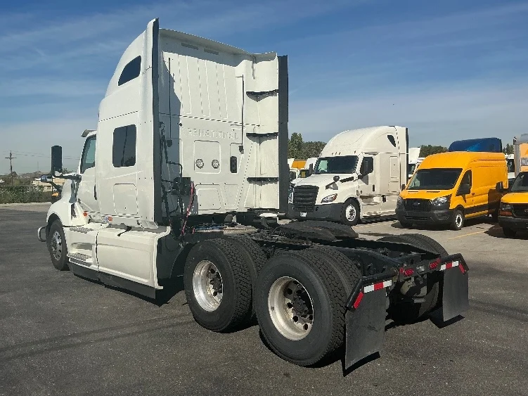 2022 International LT - image 5
