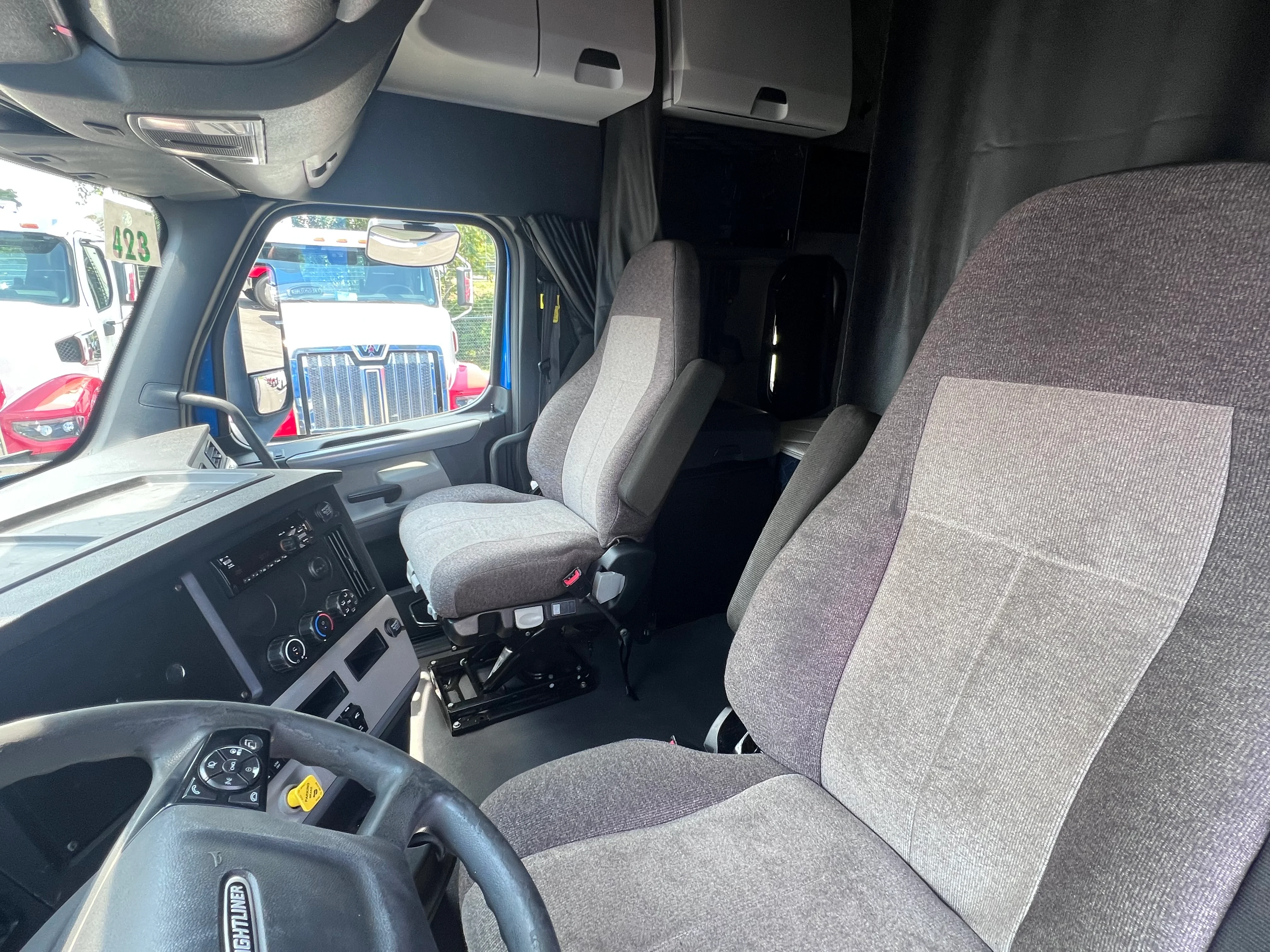 2021 Freightliner Cascadia in Nashville Isuzu, TN — photo 9