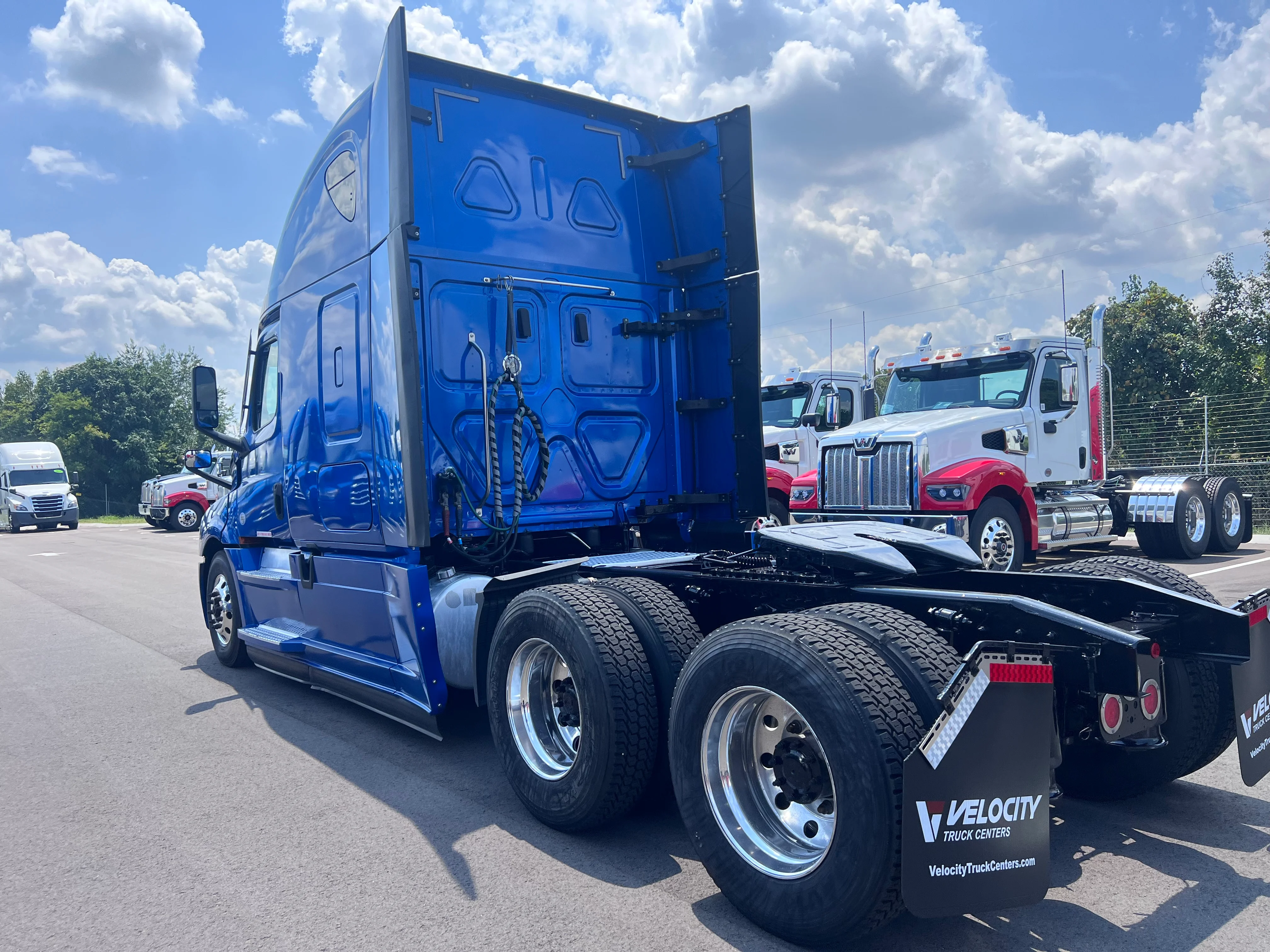 2021 Freightliner Cascadia in Nashville Isuzu, TN — photo 6