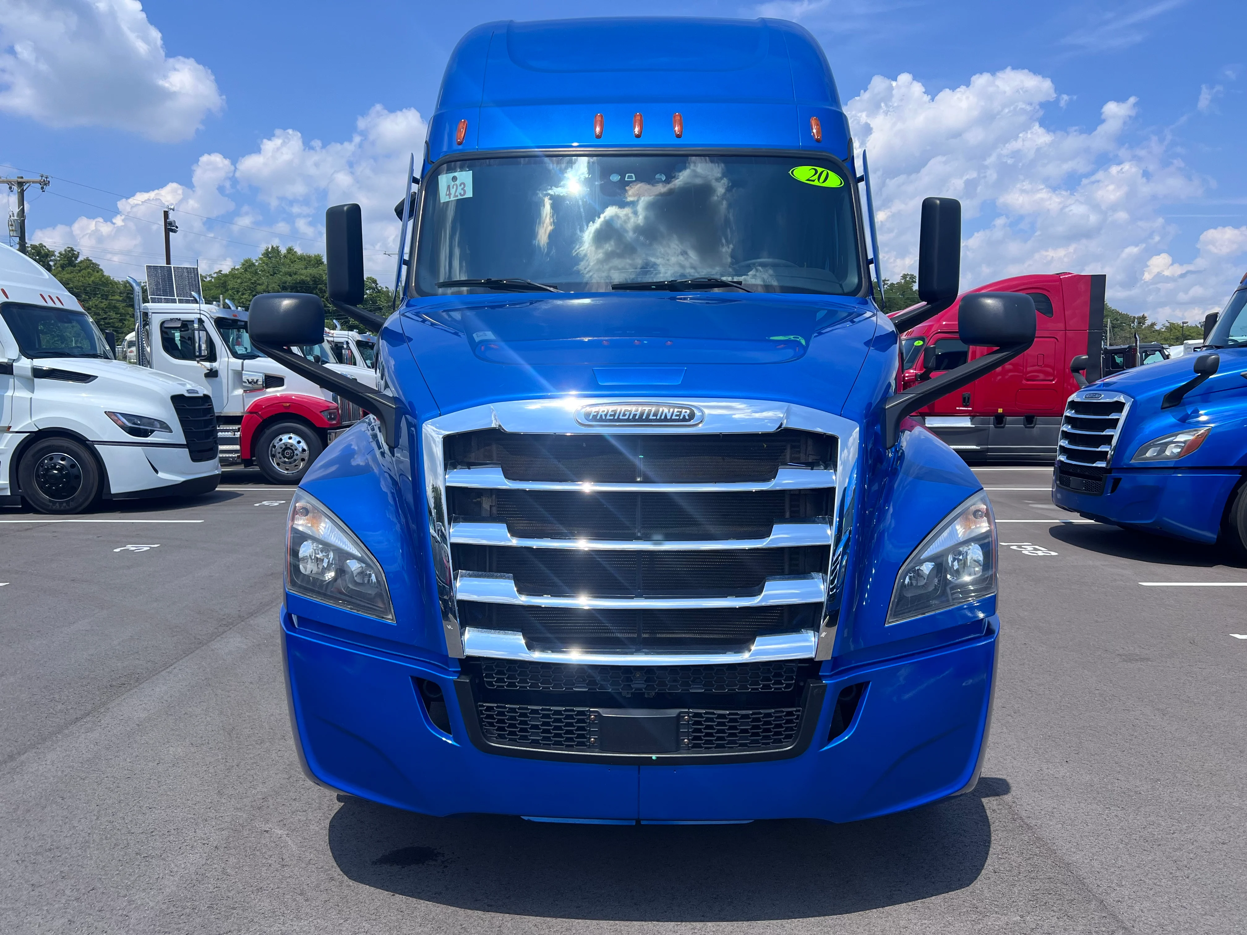 2021 Freightliner Cascadia in Nashville Isuzu, TN — photo 2