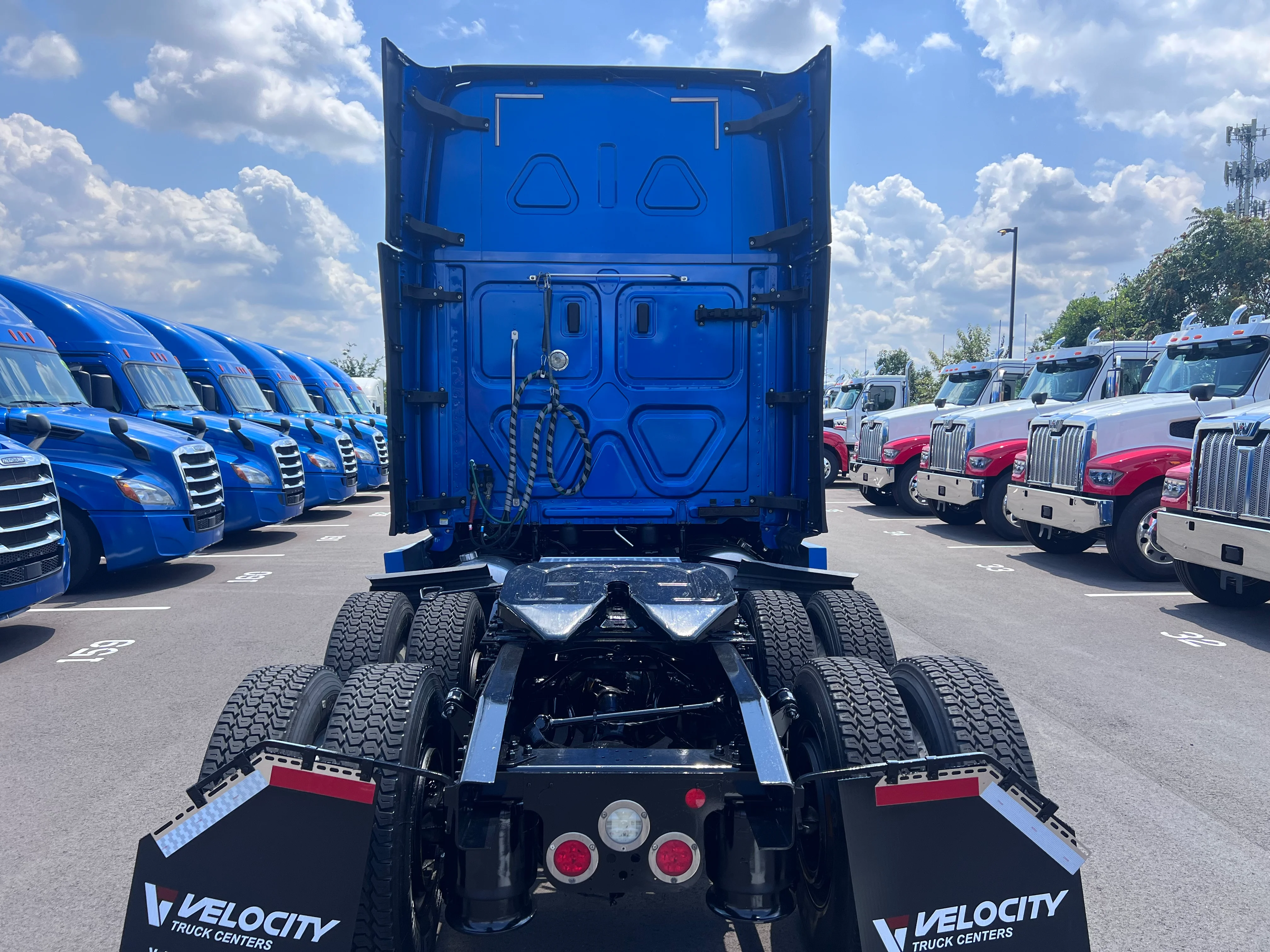 2021 Freightliner Cascadia in Nashville Isuzu, TN — photo 5