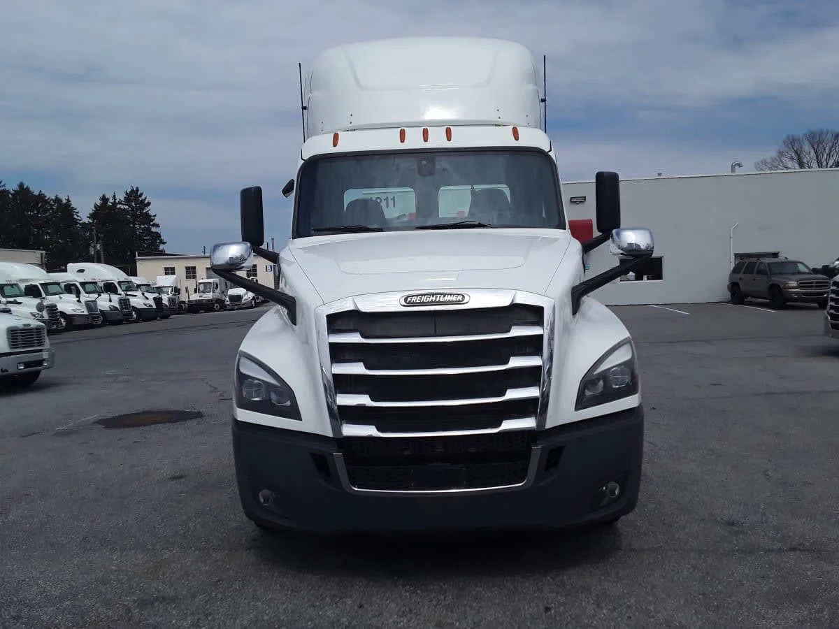 2019 Freightliner Cascadia - image 2