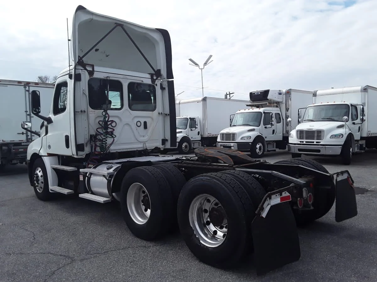 2019 Freightliner Cascadia - image 6