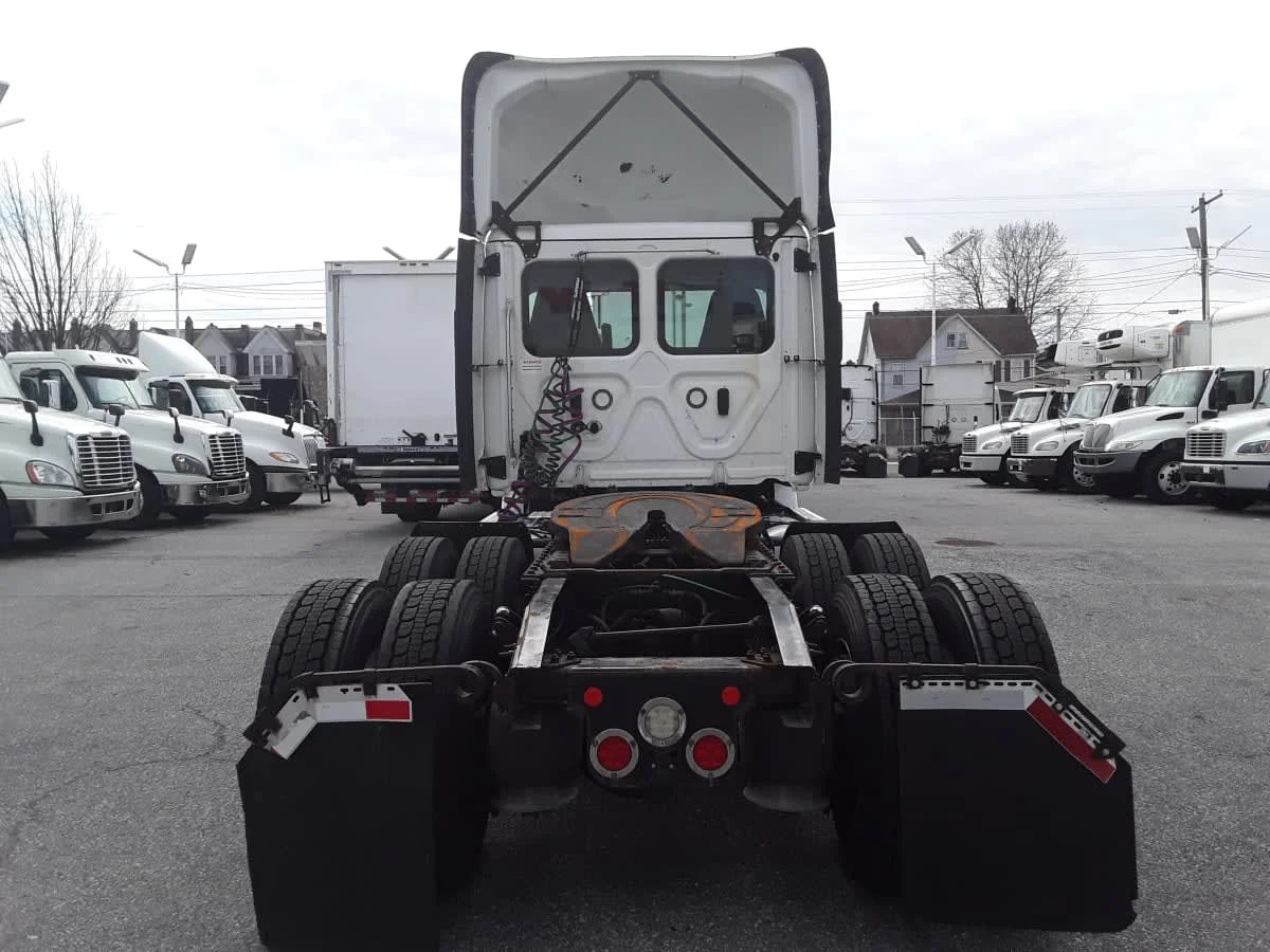 2019 Freightliner Cascadia - image 5