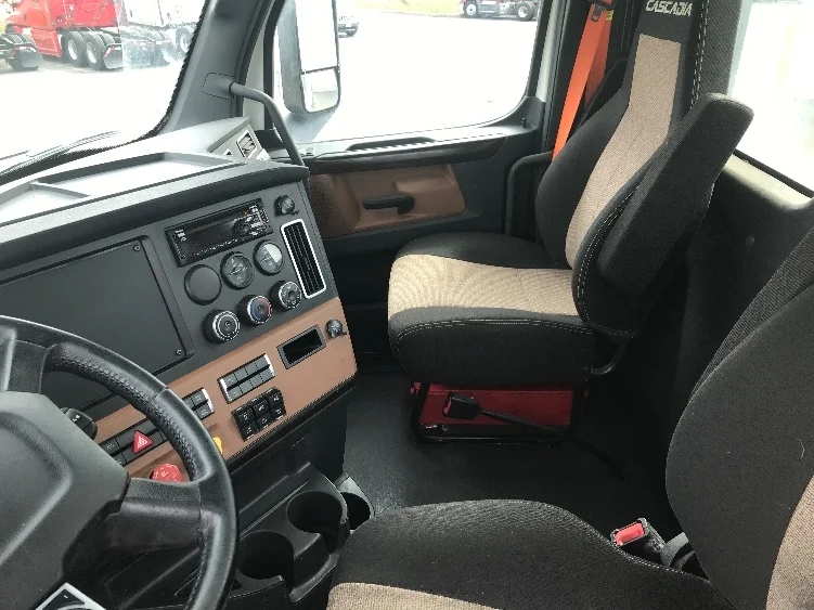 2021 Freightliner Cascadia - image 10