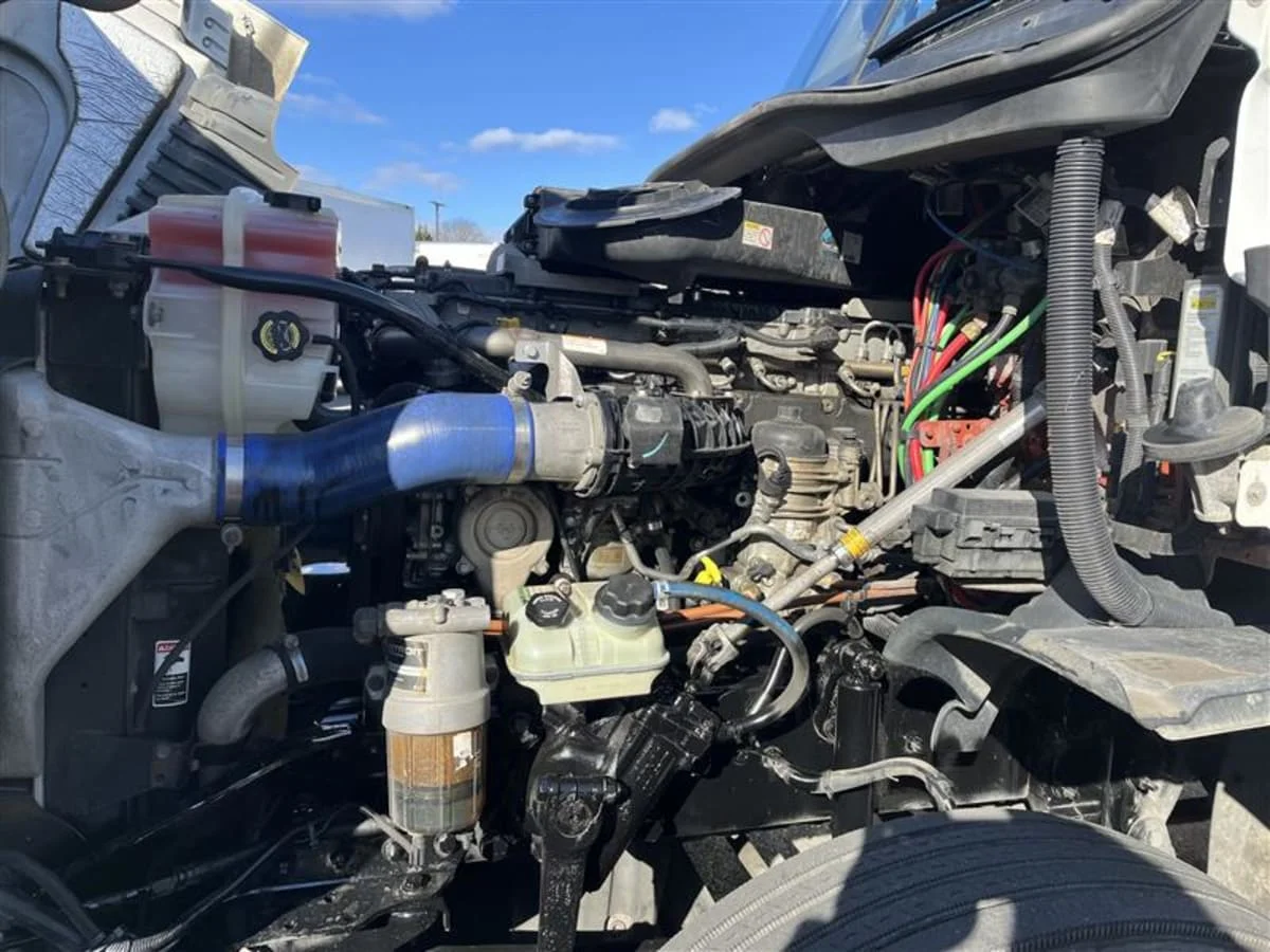 2019 Freightliner Cascadia - image 8