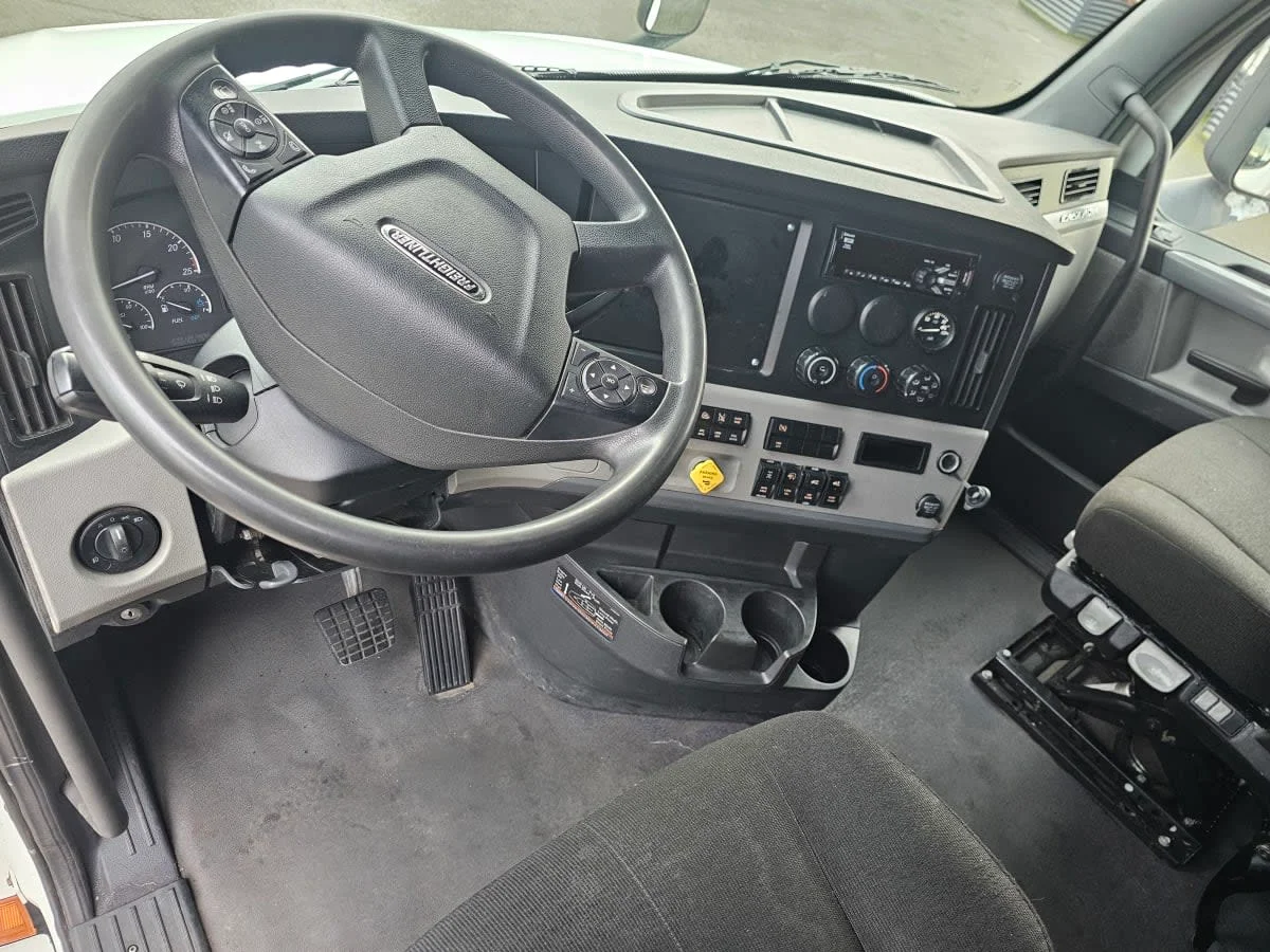 2021 Freightliner Cascadia - image 7