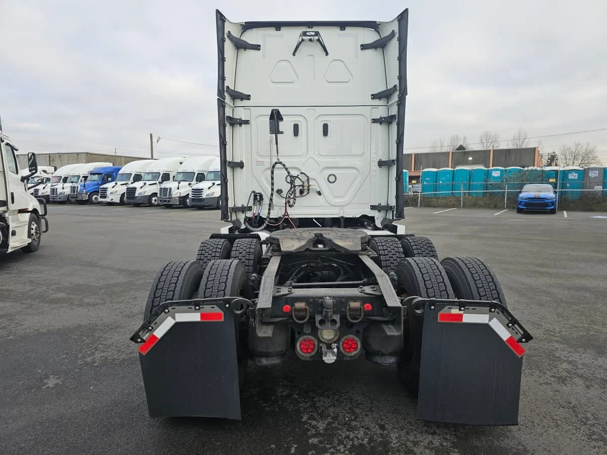 2021 Freightliner Cascadia - image 5