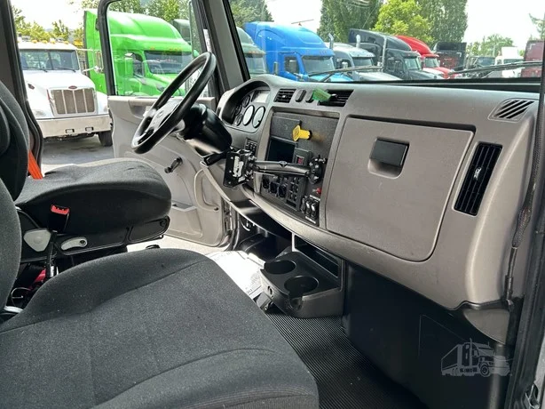 2019 Peterbilt 337 - image 11