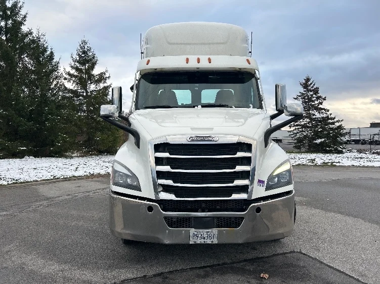 2021 Freightliner Cascadia - image 2