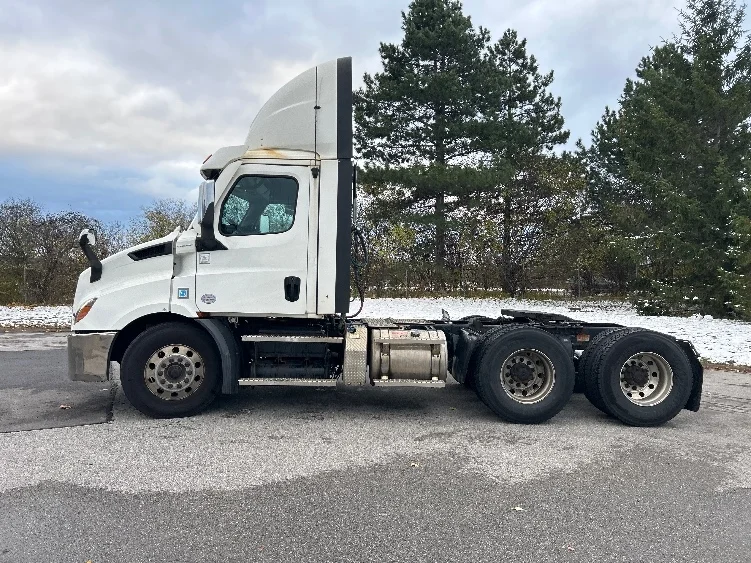 2021 Freightliner Cascadia - image 4