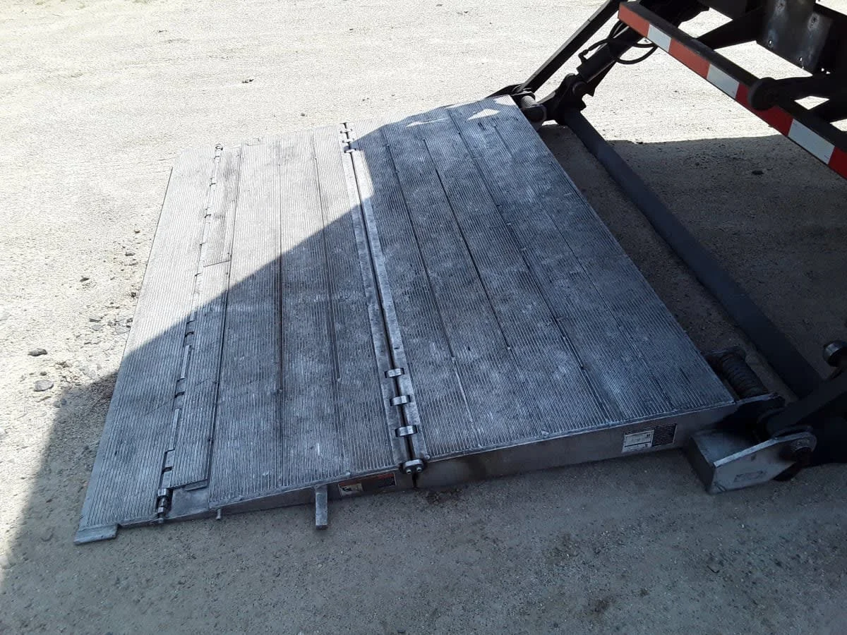 2017 International 4300 - image 12