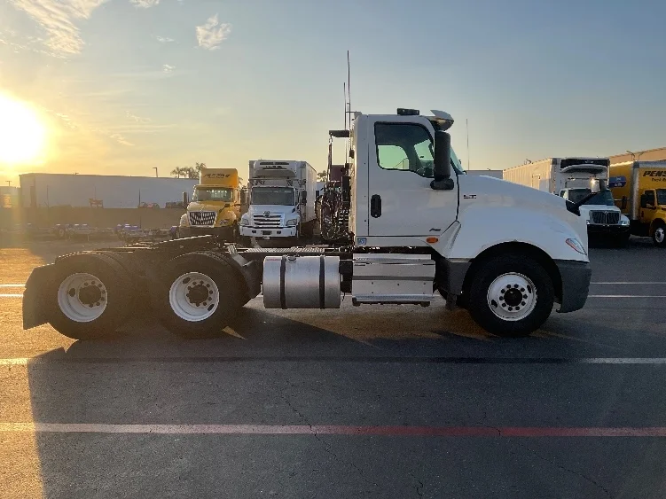 2020 International LT - image 8