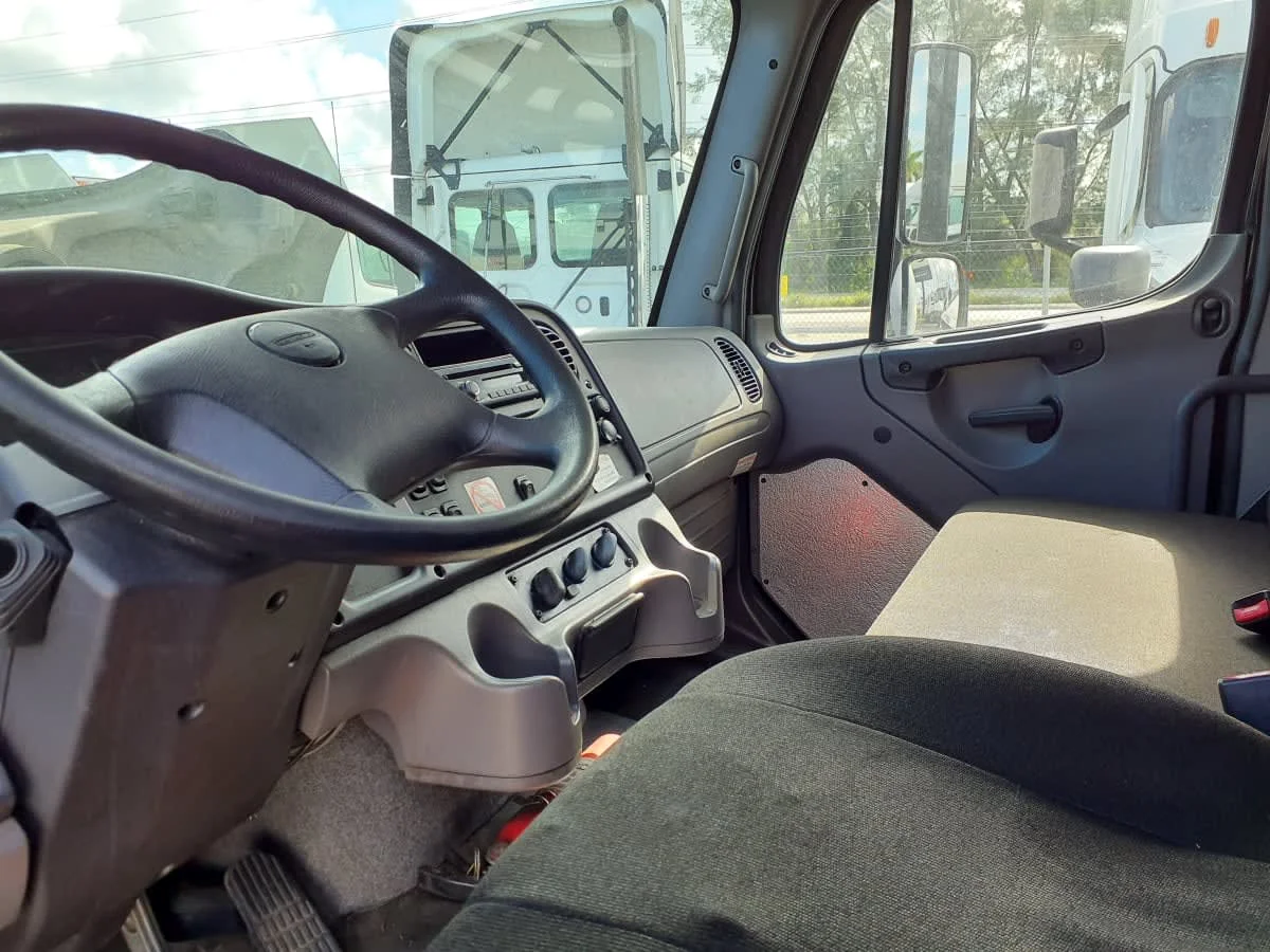 2016 Freightliner M2 106 in Miami, FL — photo 7