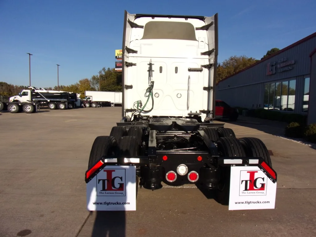 2022 Freightliner Cascadia - image 7