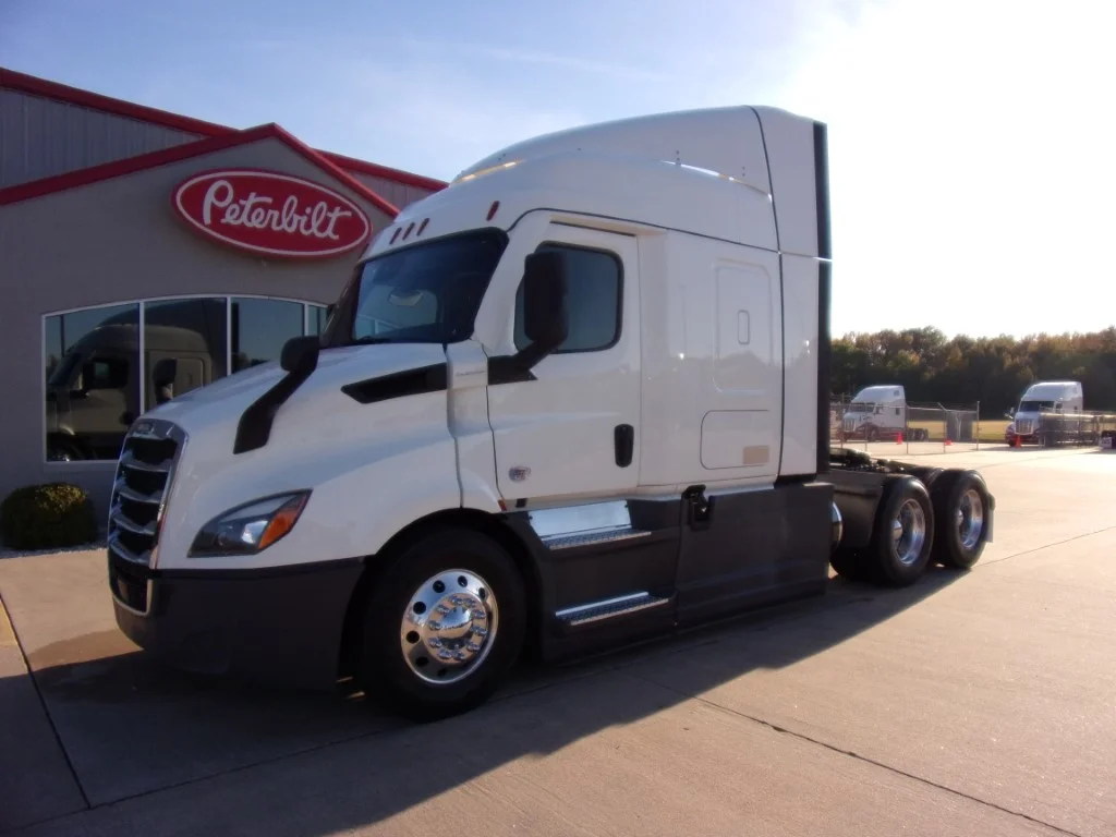 2022 Freightliner Cascadia - image 1