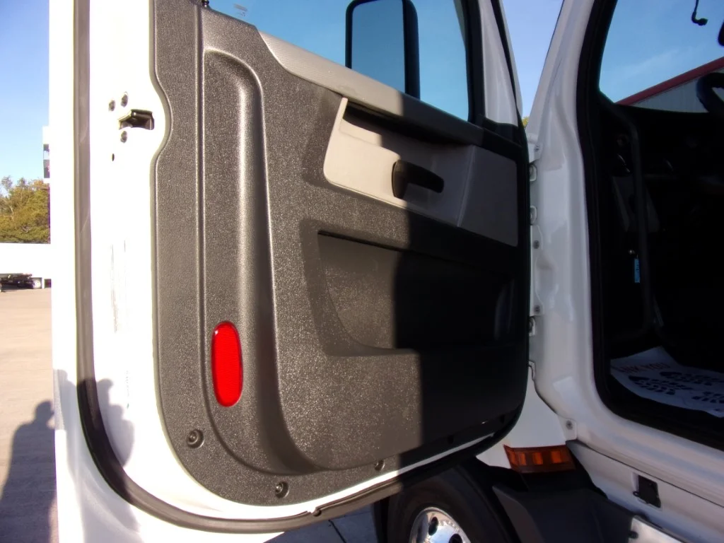 2022 Freightliner Cascadia - image 11