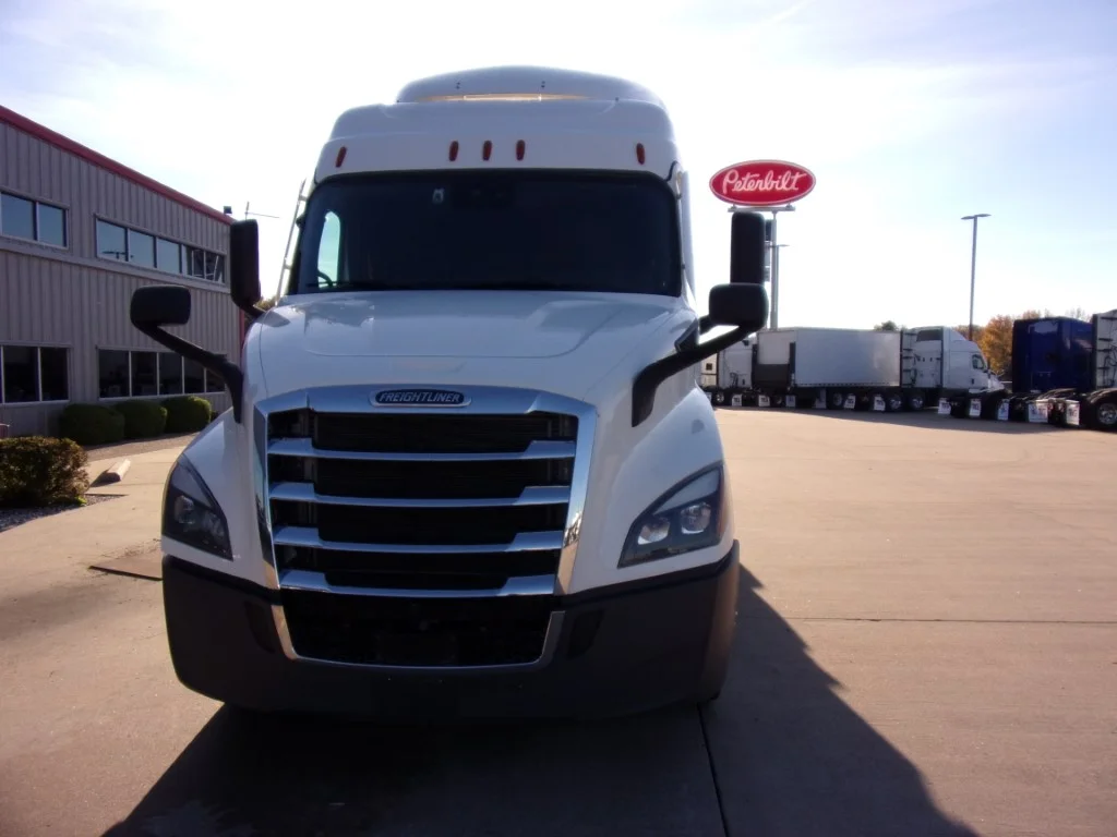 2022 Freightliner Cascadia - image 2
